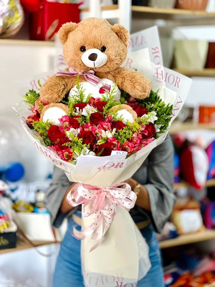 a147486ec4460d3174a84d3fd4ae0819 Buquê de 12 rosas + Urso G - Imagem 1