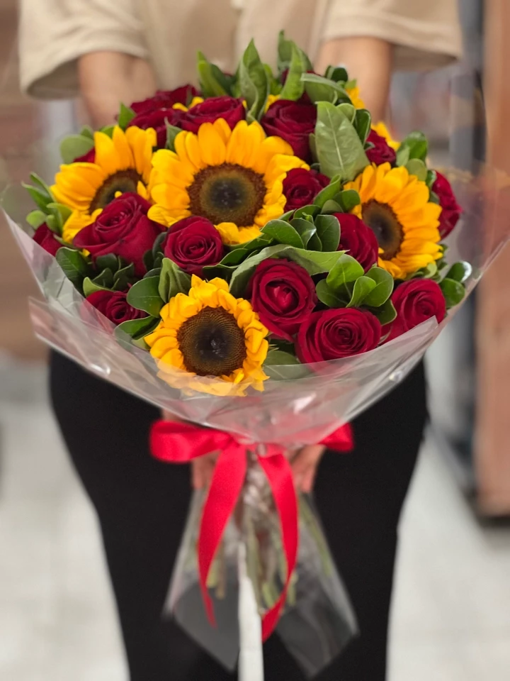 bdb470c5344abc553394c6d4d8c32756 Buquê de Rosas e Girassol PREMIUM - Imagem 1